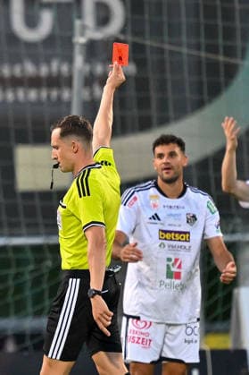 SOCCER - BL, WAC vs LASK WOLFSBERG,AUSTRIA,01.SEP.26 - SOCCER - ADMIRAL Bundesliga, Wolfsberger AC vs Linzer ASK. Image shows referee Christian-Petru Ciochirca and Melayro Bogarde (LASK). Keywords: red card.  GEPAxpictures xAvnixRetkoceri