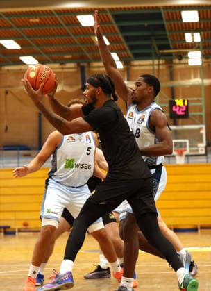 September 1, 2026, Germany, Ludwigsburg, Basketball: MHP Riesen Ludwigsburg vs. Frankfurt Slyliners; from left: Justin Kier (LB), William Christmas (Frankfurt)