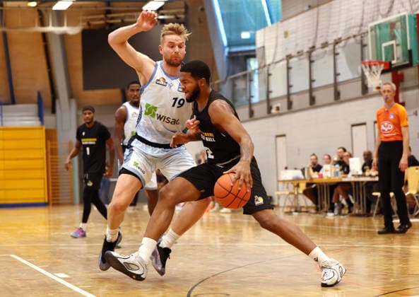 September 1, 2026, Germany, Ludwigsburg, Basketball: MHP Riesen Ludwigsburg vs. Frankfurt Slyliners; from left: Till Pape (Frankfurt), David Joplin (LB)
