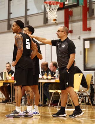 September 1, 2026, Germany, Ludwigsburg, Basketball: MHP Riesen Ludwigsburg vs. Frankfurt Slyliners; from left: Ishmael Leggett (LB), Coach Carlos Duran Ortega (LB)
