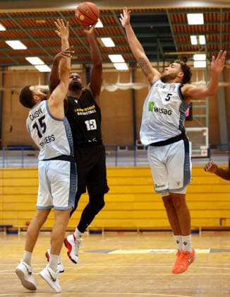 September 1, 2026, Germany, Ludwigsburg, Basketball: MHP Riesen Ludwigsburg vs. Frankfurt Slyliners; from left: Radi Caisin (Frankfurt), Yormann Polas Bartolo (LB), Race Thompson (Frankfurt)