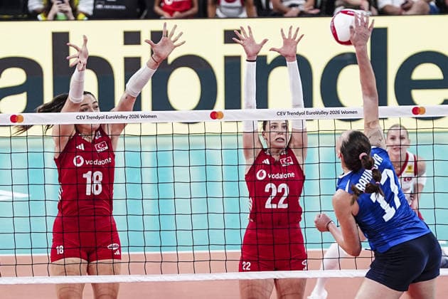 Turkiye v Azerbaijan - CEV EuroVolley 2026 ISTANBUL, TURKIYE - SEPTEMBER 1: Turkiye s Ilkin Aydin (22) in action against Azerbaijan s Polina Rahimova (17) during the CEV Women s European Volleyball Championship round of 16 match between Turkiye and Azerbaijan at Sinan Erdem Dome in Istanbul, Turkiye, on September 1, 2026. Agit Erdi Ulukaya Anadolu Istanbul Turkey. Editorial use only. Please get in touch for any other usage.  Copyright: x2026xAnadoluxAgitxErdixUlukayax