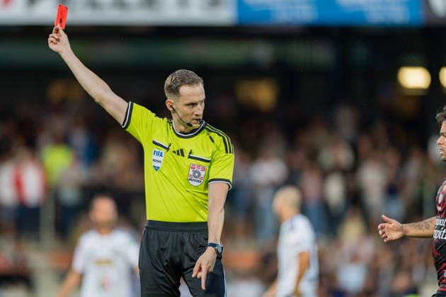 SOCCER - BL, WAC vs LASK WOLFSBERG,AUSTRIA,01.SEP.26 - SOCCER - ADMIRAL Bundesliga, Wolfsberger AC vs Linzer ASK. Image shows referee Christian-Petru Ciochirca. Keywords: red-card.  GEPAxpictures xMatthiasxTrinkl