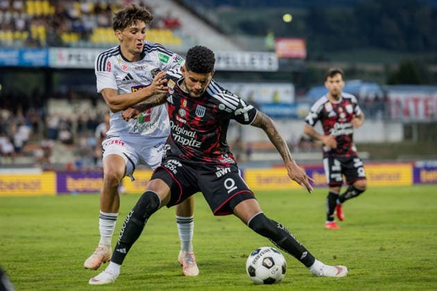 SOCCER - BL, WAC vs LASK WOLFSBERG,AUSTRIA,01.SEP.26 - SOCCER - ADMIRAL Bundesliga, Wolfsberger AC vs Linzer ASK. Image shows Marco Schabauer (WAC) and Andres Andrade (LASK).  GEPAxpictures xMatthiasxTrinkl