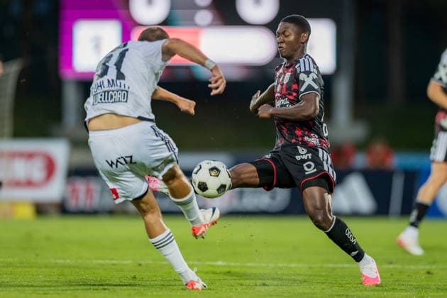 SOCCER - BL, WAC vs LASK WOLFSBERG,AUSTRIA,01.SEP.26 - SOCCER - ADMIRAL Bundesliga, Wolfsberger AC vs Linzer ASK. Image shows Fabian Wohlmuth (WAC) and Yvan Dibango (LASK).  GEPAxpictures xMatthiasxTrinkl