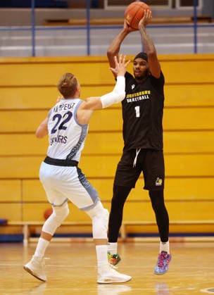 September 1, 2026, Germany, Ludwigsburg, Basketball: MHP Riesen Ludwigsburg vs. Frankfurt Slyliners; from left: Thomas Klepeisz (Frankfurt), Justin Kier (LB)