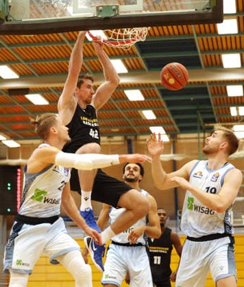 September 1, 2026, Germany, Ludwigsburg, Basketball: MHP Riesen Ludwigsburg vs. Frankfurt Slyliners; from left: Thomas Klepeisz (Frankfurt), Thomas Rutherford (LB), top: Till Pape (Frankfurt)