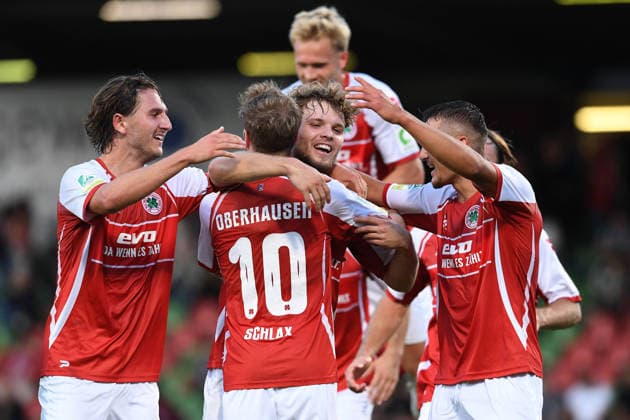 Soccer, Regionalliga West, Matchday 6: Rot Weiß Oberhausen vs. SV Westfalia Rhynern on September 1, 2026, at the Niederrhein Stadium in Oberhausen. Fans celebrate Timur Kesim s goal, making the score 3–0 for Oberhausen. xRx