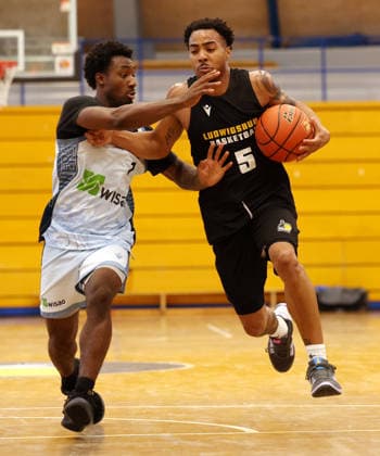 September 1, 2026, Germany, Ludwigsburg, Basketball: MHP Riesen Ludwigsburg vs. Frankfurt Slyliners; from left: Isaiah Swope (Frankfurt), Ishmael Leggett (LB)