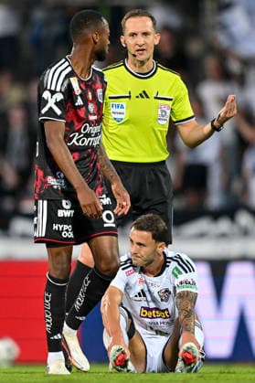 SOCCER - BL, WAC vs LASK WOLFSBERG,AUSTRIA,01.SEP.26 - SOCCER - ADMIRAL Bundesliga, Wolfsberger AC vs Linzer ASK. Image shows referee Christian-Petru Ciochirca, Melayro Bogarde (LASK) and Giacomo Vrioni (WAC).  GEPAxpictures xAvnixRetkoceri