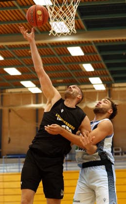 September 1, 2026, Germany, Ludwigsburg, Basketball: MHP Riesen Ludwigsburg vs. Frankfurt Slyliners; from left: Jonas Wohlfarth Bottermann (LB), Race Thompson (Frankfurt)