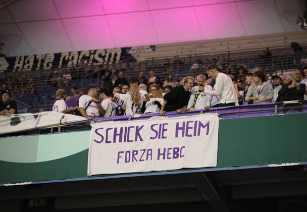 Foto : die Fans begrüssen ihre HEBC Spieler beim Aufwärmtraining Fussball DFB Pokal , 1. Runde am Di. 01.09.2026 HEBC - Borussia Dortmund *** Photo: Fans greet their HEBC players during warm-ups for the DFB Cup soccer tournament, 1st round, on Tuesday, September 1, 2026: HEBC vs. Borussia Dortmund