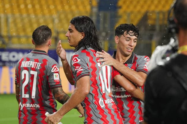 CremoneseÕs Adin Licina and CremoneseÕs Simone Lottici Tessadri celebrate for the victory at the end of the Round of 16 of Frecciarossa Italian Cup 2026 2027 match between Parma and Cremonese at Ennio Tardini Stadium - Soccer - Parma, Italy - Tuesday September 1, 2026  Copyright: xMassimoxPaolone LaPressex