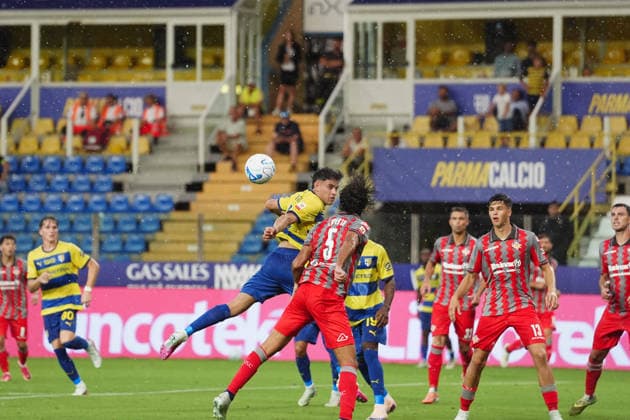 ParmaÕs Jose David Romero fights for the ball with CremoneseÕs Sebastiano Luperto during the Round of 16 of Frecciarossa Italian Cup 2026 2027 match between Parma and Cremonese at Ennio Tardini Stadium - Soccer - Parma, Italy - Tuesday September 1, 2026  Copyright: xMassimoxPaolone LaPressex
