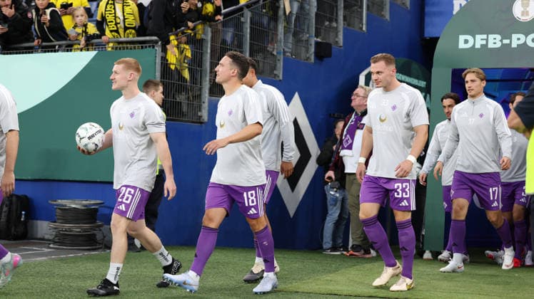 01.09.2026, xrekx, Fussball DFB Pokal 1.Runde, Hamburg-Eimsbütteler Ballsport-Club - Borussia Dortmund v.l. Borussia Dortmund v.l. Eimsbütteler Ballsport-Club Mannschaft Warmup warm up Aufwaermen aufwaermen vor dem Spiel Hamburg *** September 1, 2026, xrekx, Soccer, DFB Cup First Round, Hamburg Eimsbütteler Ballsport Club vs. Borussia Dortmund, Eimsbütteler Ballsport Club vs. Borussia Dortmund, Team Warm-up, warming up before the game, Hamburg