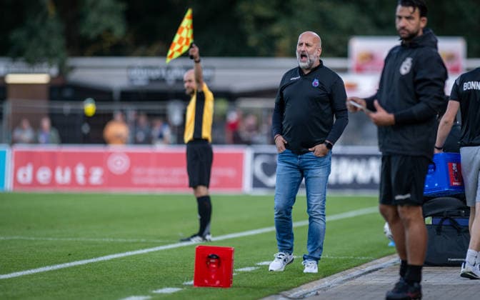 Soccer, 2026–2027 Season, Regionalliga West, September 1, 2026, Matchday 6, Men s, 1 FC Bocholt (mint) vs. Bonner SC (blue and red); Bjoern Mehnert, Coach of Bonner SC; Bocholt Stadium am Huenting, Germany 260901_fb_1fc-bocholt_bonner-sc_58344