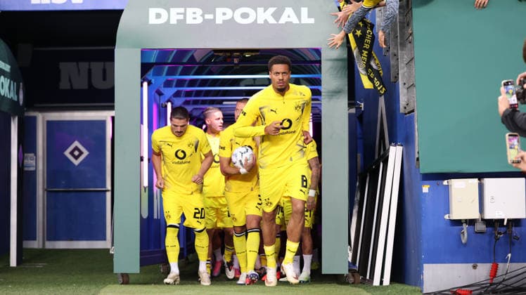 01.09.2026, xrekx, Fussball DFB Pokal 1.Runde, Hamburg-Eimsbütteler Ballsport-Club - Borussia Dortmund v.l. Einlauf der BVB Mannschaft Felix Nmecha (Borussia Dortmund) Hamburg *** September 1, 2026, xrekx, Soccer, DFB Cup First Round, Hamburg Eimsbütteler Ballsport Club vs. Borussia Dortmund – The BVB team takes the field: Felix Nmecha, Borussia Dortmund, Hamburg