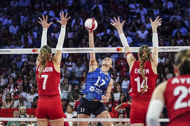 Turkiye v Azerbaijan - CEV EuroVolley 2026 ISTANBUL, TURKIYE - SEPTEMBER 01: Hande Baladin (7) of Turkiye competes against Polina Rahimova (17) of Azerbaijan during the 2026 Women s European Volleyball Championship match between Turkiye and Azerbaijan at Sinan Erdem Hall in Istanbul, Turkiye on September 01, 2026. Agit Erdi Ulukaya Anadolu Istanbul Turkey. Editorial use only. Please get in touch for any other usage.  Copyright: x2026xAnadoluxAgitxErdixUlukayax