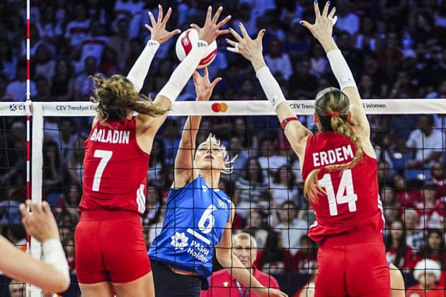 Turkiye v Azerbaijan - CEV EuroVolley 2026 ISTANBUL, TURKIYE - SEPTEMBER 01: Hande Baladin (7) of Turkiye competes against Ayshan Abdulazimova (6)of Azerbaijan during the 2026 Women s European Volleyball Championship match between Turkiye and Azerbaijan at Sinan Erdem Hall in Istanbul, Turkiye on September 01, 2026. Agit Erdi Ulukaya Anadolu Istanbul Turkey. Editorial use only. Please get in touch for any other usage.  Copyright: x2026xAnadoluxAgitxErdixUlukayax