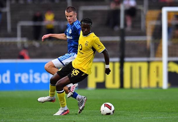 Borussia Dortmund U23 vs. Schalke 04 U23 ** FOR EDITORIAL USE ONLY ** EDITORIAL USE ONLY ** p Soccer Regionalliga West, Matchday 6: Borussia Dortmund U23 vs. Schalke 04 U23 on September 1, 2026, at Rote Erde Stadium in Dortmund. Daniel Gabriel Nsumbu (Borussia Dortmund U23), in the foreground: Magnus Rösner (Schalke 04 U23); in the background: Germany, North Rhine-Westphalia, Dortmund. Copyright ThorstenxTillmann Copyright: ThorstenxTillmann doc87ezw3dl5a0c4bvvi6 ,EDITORIAL USE ONLY Copyright: ThorstenxTillmann