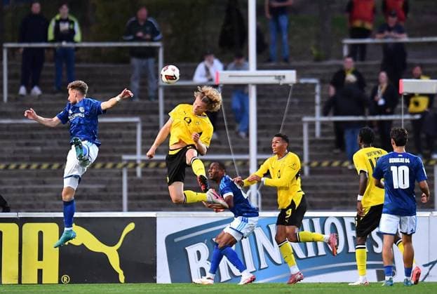 Borussia Dortmund U23 vs. Schalke 04 U23 ** FOR EDITORIAL USE ONLY ** EDITORIAL USE ONLY ** p Soccer Regionalliga West, Matchday 6: Borussia Dortmund U23 vs. Schalke 04 U23 on September 1, 2026, at Rote Erde Stadium in Dortmund. Felix Christian Meyer, Schalke 04 U23, on the left: Jesper Verlaat, Borussia Dortmund U23; on the right: Germany, North Rhine-Westphalia, Dortmund. Copyright ThorstenxTillmann Copyright: ThorstenxTillmann doc87ezw48hl6bk44u4cnl ,EDITORIAL USE ONLY Copyright: ThorstenxTillmann