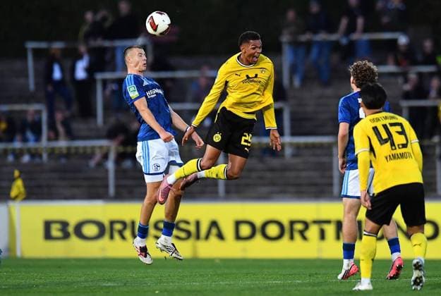 Borussia Dortmund U23 vs. Schalke 04 U23 ** FOR EDITORIAL USE ONLY ** EDITORIAL USE ONLY ** p Soccer Regionalliga West, Matchday 6: Borussia Dortmund U23 vs. Schalke 04 U23 on September 1, 2026, at Rote Erde Stadium in Dortmund. Magnus Rösner (Schalke 04 U23), on the left, Kevin Mutove, Borussia Dortmund U23; on the right, Germany, North Rhine-Westphalia, Dortmund. Copyright ThorstenxTillmann Copyright: ThorstenxTillmann doc87ezw4dowlk1dm4ilv68 ,EDITORIAL USE ONLY Copyright: ThorstenxTillmann