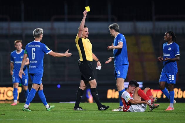 Soccer, Regionalliga West, Matchday 6: Rot Weiß Oberhausen vs. SV Westfalia Rhynern on September 1, 2026, at the Niederrhein Stadium in Oberhausen. Referee: Tobias Esch; on the left is Finn Schubert of Rhynern; on the right is the yellow card. xRx