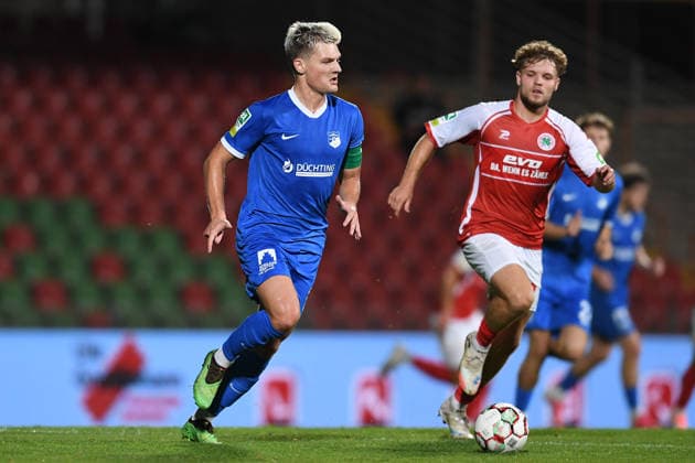 Soccer, Regionalliga West, Matchday 6: Rot Weiß Oberhausen vs. SV Westfalia Rhynern on September 1, 2026, at the Niederrhein Stadium in Oberhausen. Julius Woitaschek (Rhynern, left); Timur Kesim (Oberhausen, right) xRx