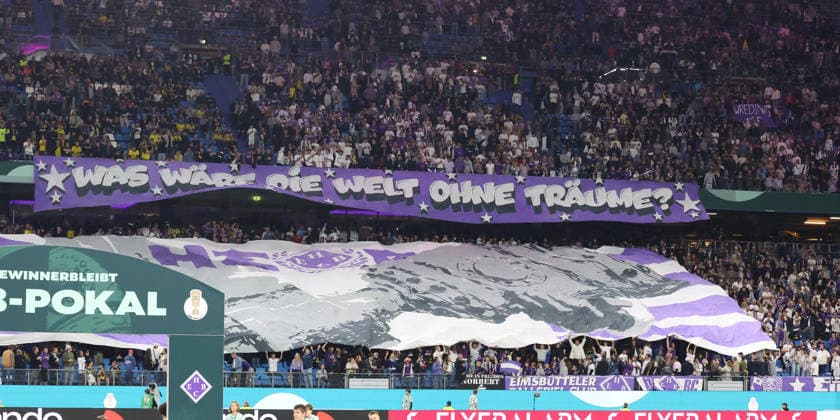 01.09.2026, xrekx, Fussball DFB Pokal 1.Runde, Hamburg-Eimsbütteler Ballsport-Club - Borussia Dortmund v.l. Eimsbütteler Ballsport-Club Fans ,Stimmung, Schals, Ultras, Zuschauer, Besucher, Choreo, Choreografie, atmosphere, scarves, spectators, visitors Hamburg *** September 1, 2026, xrekx, Soccer, DFB Cup, First Round, Hamburg Eimsbütteler Ballsport Club vs. Borussia Dortmund, Eimsbütteler Ballsport Club fans, atmosphere, scarves, ultras, spectators, visitors, choreography, Hamburg