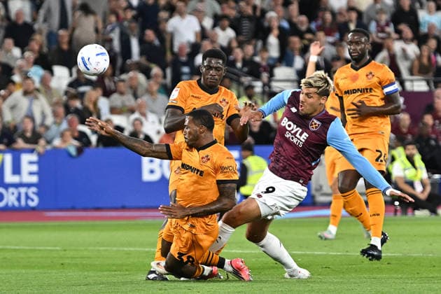 West Ham vs Wolves Championship Joel Piroe of West Ham United gets an early shot at goal during the West Ham vs Wolverhampton Wanderers, EFL Championship match at the London Stadium Stratford. This image is for EDITORIAL USE ONLY. Licence required from the Football DataCo for any other use. London The London Stadium UK Copyright: xMartinxDaltonx WestHam_vs_Wolves_010926_MD_007