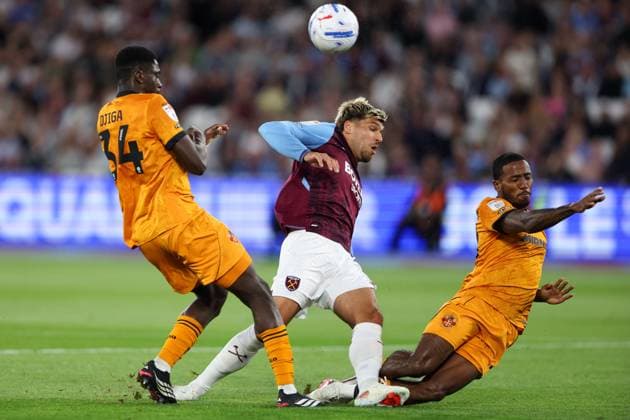 Joel Piroe of West Ham United has his shot blocked by Jackson Tchatchoua of Wolverhampton Wanderers West Ham United v Wolverhampton Wanderers, EFL Championship, Football, London Stadium, London, UK, 01 09 2026, England - 01 Sep 2026London London Stadium England United Kingdom EDITORIAL USE ONLY No use with unauthorised audio, video, data, fixture lists, club league logos or live services. Online in-match use limited to 120 images, no video emulation. No use in betting, games or single club league player publications.  Copyright: xHanc WiredxPhotos Shutterstockx 17129749d