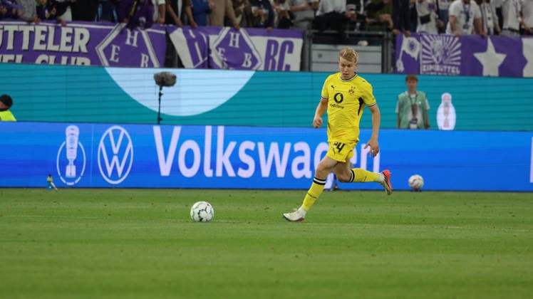 01.09.2026, xrekx, Fussball DFB Pokal 1.Runde, Hamburg-Eimsbütteler Ballsport-Club - Borussia Dortmund v.l. Daniel Svensson (Borussia Dortmund) Hamburg *** September 1, 2026, xrekx, Soccer, DFB Cup First Round, Hamburg Eimsbütteler Ballsport Club vs. Borussia Dortmund, with Daniel Svensson, Borussia Dortmund, Hamburg