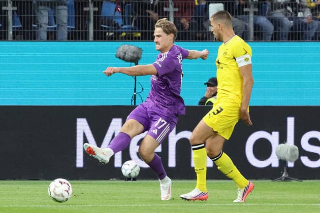 01.09.2026, xrekx, Fussball DFB Pokal 1.Runde, Hamburg-Eimsbütteler Ballsport-Club - Borussia Dortmund v.l. Robert Schick (HEBC) Waldemar Anton (Borussia Dortmund) Hamburg *** September 1, 2026, xrekx, Soccer DFB Cup 1st Round, Hamburg Eimsbütteler Ballsport Club vs. Borussia Dortmund, Robert Schick, HEBC, Waldemar Anton, Borussia Dortmund, Hamburg