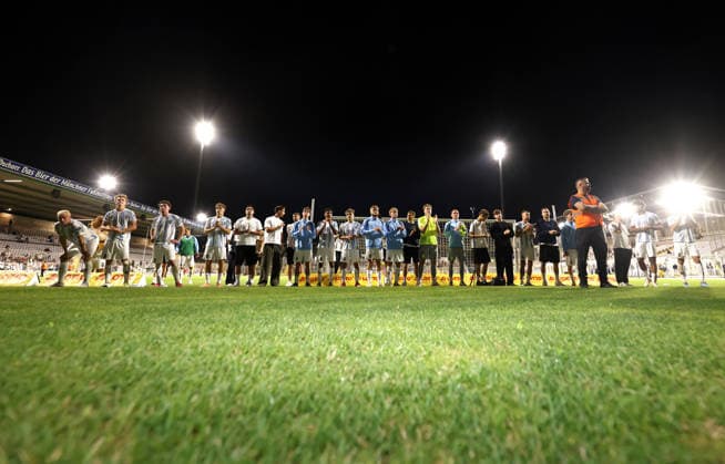 Fussball, Herren, Toto-Pokal, Ahtelfinale, Saison 2026 2027, TSV 1860 München - TSV Buchbach Grünwalder Stadion Die Mannschaft des TSV 1860 München zusammen nach dem Spiel auf der Ehrenrunde vor der Westkurve bei den Fans *** Soccer, Men s, Toto Cup, Round of 16, 2026–2027 Season, TSV 1860 Munich vs. TSV Buchbach, Grünwalder Stadium: The TSV 1860 Munich team takes a lap of honor together after the game in front of the West Stand with the fans