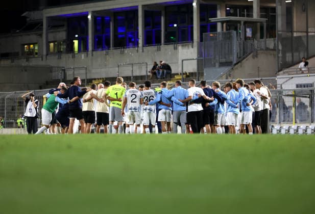 Soccer, Men s, Toto Cup, Quarterfinals, 2026–2027 Season, TSV 1860 Munich vs. TSV Buchbach, Grünwalder Stadium: The TSV 1860 Munich team gathered in a circle after the game for a discussion