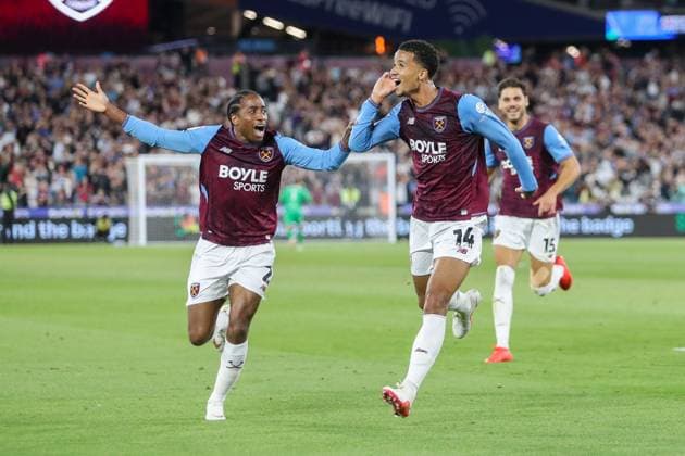 Divine Mukasa of West Ham United celebrates scoring his team s first goal with teammates West Ham United v Wolverhampton Wanderers, EFL Championship, Football, London Stadium, London, UK, 01 09 2026, England - 01 Sep 2026London London Stadium England United Kingdom EDITORIAL USE ONLY No use with unauthorised audio, video, data, fixture lists, club league logos or live services. Online in-match use limited to 120 images, no video emulation. No use in betting, games or single club league player publications.  Copyright: xHanc WiredxPhotos Shutterstockx 17129749k