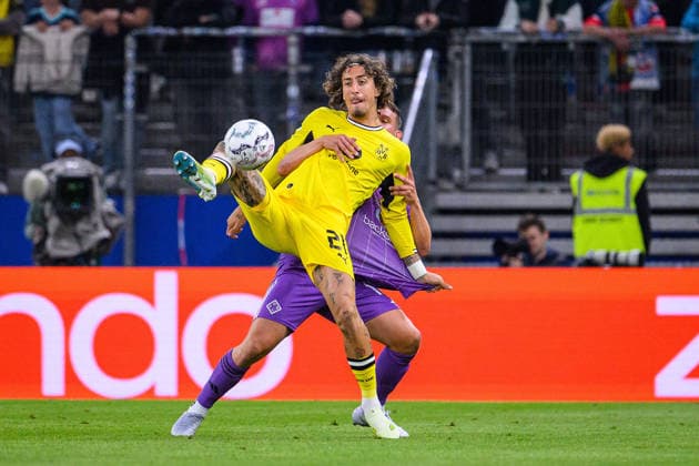 Fußball I Saison 2026-2027 I DFB-Pokal I 1. Runde I HEBC - Borussia Dortmund I 01.09.2026 Fabio Soares Silva (21, Borussia Dortmund), Lionel von Zitzewitz (27, HEBC Hamburg) Hamburg Volksparkstadion Hamburg Deutschland *** Soccer 2026–2027 Season DFB Cup First Round HEBC vs. Borussia Dortmund September 1, 2026 Fabio Soares Silva, 21, Borussia Dortmund; Lionel von Zitzewitz, 27, HEBC Hamburg Volksparkstadion, Hamburg, Germany Copyright: xLobecax xHenningxRohlfsx
