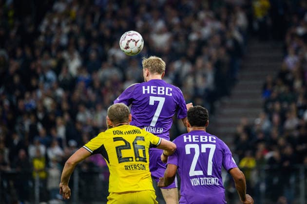Fußball I Saison 2026-2027 I DFB-Pokal I 1. Runde I HEBC - Borussia Dortmund I 01.09.2026 Julian Ryerson (26, Borussia Dortmund), Tjorven Köhler (7, HEBC Hamburg), Lionel von Zitzewitz (27, HEBC Hamburg) Hamburg Volksparkstadion Hamburg Deutschland *** Soccer 2026–2027 Season DFB Cup First Round HEBC vs. Borussia Dortmund September 1, 2026 Julian Ryerson 26, Borussia Dortmund; Tjorven Köhler 7, HEBC Hamburg; Lionel von Zitzewitz 27, HEBC Hamburg, Hamburg Volksparkstadion, Hamburg, Germany Copyright: xLobecax xHenningxRohlfsx