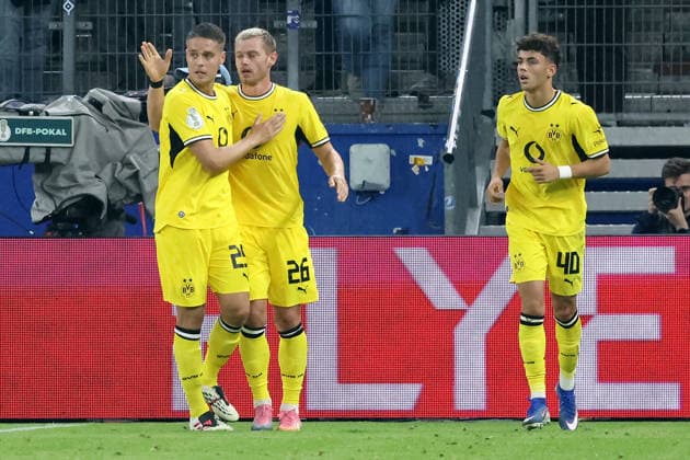 01.09.2026, xrekx, Fussball DFB Pokal 1.Runde, Hamburg-Eimsbütteler Ballsport-Club - Borussia Dortmund v.l. Joey Veerman (Borussia Dortmund) Torjubel Julian Ryerson (Borussia Dortmund) Samuele Inacio (Borussia Dortmund) zum 0:1 Eigentor durch Janek Wrede (HEBC) Hamburg *** September 1, 2026, xrekx, Soccer DFB Cup First Round, Hamburg Eimsbütteler Ballsport Club vs. Borussia Dortmund, featuring Joey Veerman (Borussia Dortmund) celebrating a goal, Julian Ryerson (Borussia Dortmund), and Samuele Inacio (Borussia Dortmund) on the 0–1 own goal by Janek Wrede (HEBC Hamburg)