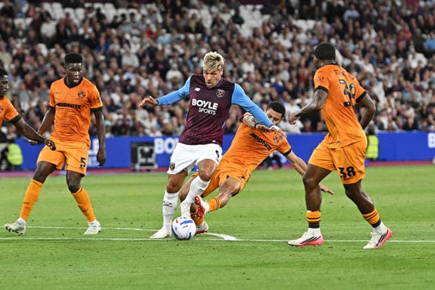 West Ham vs Wolves Championship Joel Piroe of West Ham United is brought down to give his side a penalty during the West Ham vs Wolverhampton Wanderers, EFL Championship match at the London Stadium Stratford. This image is for EDITORIAL USE ONLY. Licence required from the Football DataCo for any other use. London The London Stadium UK Copyright: xMartinxDaltonx WestHam_vs_Wolves_010926_MD_013