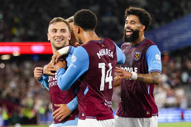 LONDON, ENGLAND - SEPTEMBER 1: Jarrod Bowen of West Ham United celebrate with his teammates after scoring a penalty during the Championship match between West Ham and Wolverhampton Wanderers at London Stadium on September 1st, 2026 in London, England (Photo by Alexander Canillas Sports Press Photo)  Copyright: xAlexanderxCanillas SPPx Sportspressphoto_SPR221959