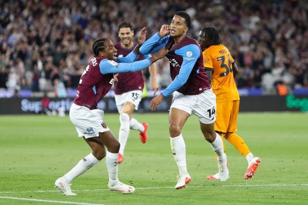 Divine Mukasa of West Ham United celebrates scoring his team s first goal with teammates West Ham United v Wolverhampton Wanderers, EFL Championship, Football, London Stadium, London, UK, 01 09 2026, England - 01 Sep 2026London London Stadium England United Kingdom EDITORIAL USE ONLY No use with unauthorised audio, video, data, fixture lists, club league logos or live services. Online in-match use limited to 120 images, no video emulation. No use in betting, games or single club league player publications.  Copyright: xHanc WiredxPhotos Shutterstockx 17129749z