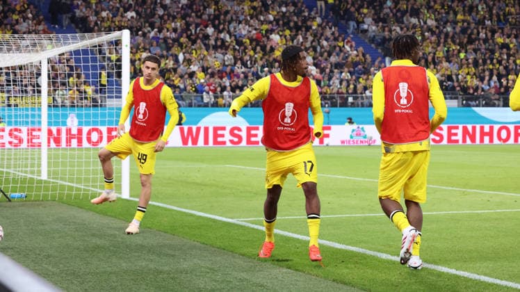 01.09.2026, xrekx, Fussball DFB Pokal 1.Runde, Hamburg-Eimsbütteler Ballsport-Club - Borussia Dortmund v.l. Luca Reggiani (Borussia Dortmund) Carney Chukwuemeka (Borussia Dortmund) Warmup warm up Aufwaermen aufwaermen Hamburg *** September 1, 2026, xrekx, Soccer, DFB Cup, First Round, Hamburg Eimsbütteler Ballsport Club vs. Borussia Dortmund, Luca Reggiani (Borussia Dortmund), Carney Chukwuemeka (Borussia Dortmund), Warm-up, warm-up, warm-up, warm-up, Hamburg