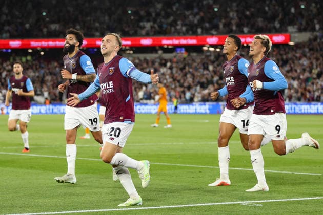 LONDON, ENGLAND - SEPTEMBER 1: Jarrod Bowen of West Ham United celebrates after scoring a penalty during the Championship match between West Ham and Wolverhampton Wanderers at London Stadium on September 1st, 2026 in London, England (Photo by Alexander Canillas Sports Press Photo)  Copyright: xAlexanderxCanillas SPPx Sportspressphoto_SPR221964