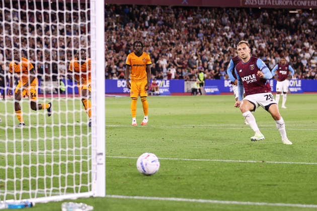 West Ham United v Wolverhampton Wanderers 01 September 2026, London - EFL Championship Football - West Ham United v Wolverhampton Wanderers - Jarrod Bowen of West Ham United scores their second goal from the penalty spot - Photo: Jacques Feeney Offside. London UK *** West Ham United gegen Wolverhampton Wanderers, 1. September 2026, London, EFL Championship, Fußball: West Ham United gegen Wolverhampton Wanderers – Jarrod Bowen von West Ham United erzielt per Elfmeter das zweite Tor. Foto: Jacques Feeney. Abseits. London, Großbritannien.  Copyright: xJacquesxFeeneyx xOffsidexOffside