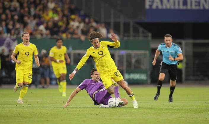 Foto : am Ball Fabio SILVA ( Dortmund ) gegen Julius STEGEMANN (HEBC , links) Fussball DFB Pokal , 1. Runde am Di. 01.09.2026 HEBC - Borussia Dortmund *** Photo of Fabio SILVA (Dortmund) against Julius STEGEMANN (HEBC), left: Soccer, DFB Cup, 1st Round on Tue, Sep 1, 2026, HEBC vs. Borussia Dortmund