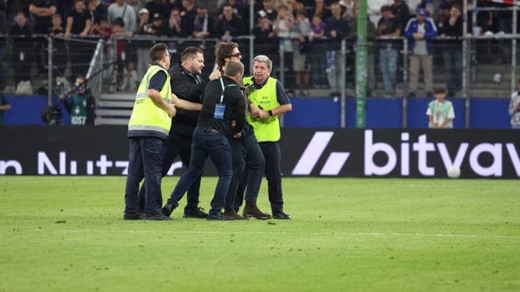 01.09.2026, xrekx, Fussball DFB Pokal 1.Runde, Hamburg-Eimsbütteler Ballsport-Club - Borussia Dortmund v.l. Flitzer wird vom Feld getragen Hamburg *** September 1, 2026, xrekx, Soccer, DFB Cup First Round, Hamburg Eimsbütteler Ballsport Club vs. Borussia Dortmund; a streaker is carried off the field, Hamburg