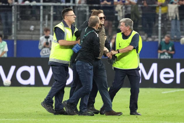 01.09.2026, xrekx, Fussball DFB Pokal 1.Runde, Hamburg-Eimsbütteler Ballsport-Club - Borussia Dortmund v.l. Flitzer wird vom Feld getragen Hamburg *** September 1, 2026, xrekx, Soccer, DFB Cup First Round, Hamburg Eimsbütteler Ballsport Club vs. Borussia Dortmund; a streaker is carried off the field in Hamburg