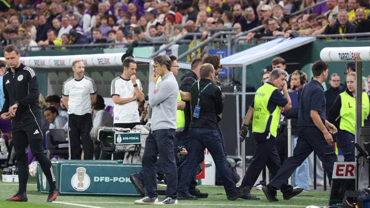 01.09.2026, xrekx, Fussball DFB Pokal 1.Runde, Hamburg-Eimsbütteler Ballsport-Club - Borussia Dortmund v.l. Niko Kovac Trainer (Borussia Dortmund) Flitzer wird vom Feld getragen Hamburg *** September 1, 2026, xrekx, Soccer, DFB Cup First Round, Hamburg Eimsbütteler Ballsport Club vs. Borussia Dortmund; Niko Kovac, Coach of Borussia Dortmund; a streaker is carried off the field in Hamburg