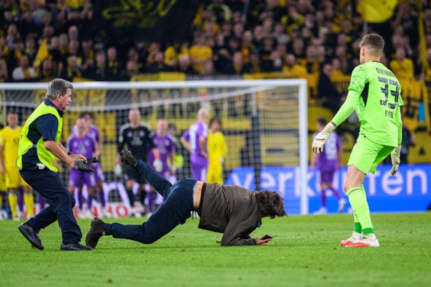Fußball I Saison 2026-2027 I DFB-Pokal I 1. Runde I HEBC - Borussia Dortmund I 01.09.2026 Flitzer auf dem Spielfeld. Alexander Meyer (33, Borussia Dortmund) Hamburg Volksparkstadion Hamburg Deutschland *** Soccer 2026–2027 Season DFB Cup First Round HEBC vs. Borussia Dortmund September 1, 2026 Streaker on the Field: Alexander Meyer, 33, Borussia Dortmund Volksparkstadion, Hamburg, Germany Copyright: xLobecax xHenningxRohlfsx